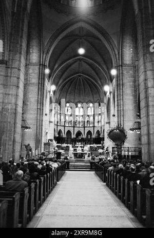 Innenraum der St. Bavo Kathedrale während der Messe, Haarlem, Westergracht, Niederlande, Whizgle Dutch News: Historische Bilder zugeschnitten auf die Zukunft. Erkunden Sie die Vergangenheit der Niederlande mit modernen Perspektiven durch Bilder von niederländischen Agenturen. Verbinden der Ereignisse von gestern mit den Erkenntnissen von morgen. Begeben Sie sich auf eine zeitlose Reise mit Geschichten, die unsere Zukunft prägen. Stockfoto