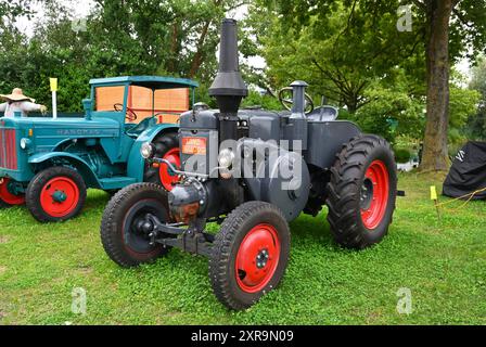 Lanz Bulldog, Oldtimer-Traktor bzw Schlepper auf der Ostbayernschau in Straubing. Lanz Bulldog war die Verkaufsbezeichnung für Ackerschlepper, die 1956 von John Deere übernommene Heinrich Lanz AG in Mannheim von 1921 bis 1957 herstellt. Durch diese Traktoren prägte sich der Name Bulldog in Teilen Deutschlands als umgangssprachlicher Gattungsname für einen Ackerschlepper *** Lanz Bulldog, Oldtimer Traktor oder Traktor auf der Ostbayernschau in Straubing Lanz Bulldog war die Verkaufsbezeichnung für landwirtschaftliche Traktoren der Heinrich Lanz AG in Mannheim, das wurde von John Deere übernommen Stockfoto