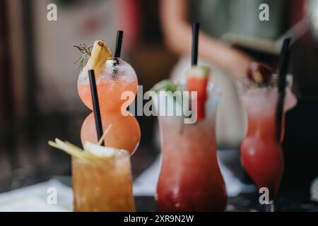 Nahaufnahme farbenfroher tropischer Cocktails in hohen Gläsern bei einer gesellschaftlichen Veranstaltung Stockfoto