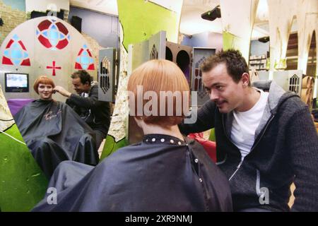 Millennium Haircut, Kinky Friseure, 12.05.1999, Whizgle Dutch News: Historical Images Tailored for the Future. Erkunden Sie die Vergangenheit der Niederlande mit modernen Perspektiven durch Bilder von niederländischen Agenturen. Verbinden der Ereignisse von gestern mit den Erkenntnissen von morgen. Begeben Sie sich auf eine zeitlose Reise mit Geschichten, die unsere Zukunft prägen. Stockfoto