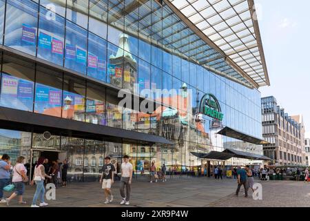 In der großen Glasfassade von Galeria Kaufhof auf dem Marktplatz spiegelt sich das neue Rathaus, Chemnitz, Sachsen, Deutschland *** das neue Rathaus Stockfoto