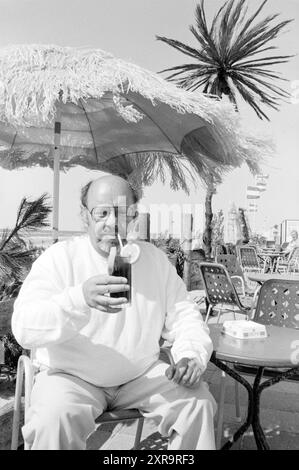 Simon van Collem mit einem Drink, Personen t.v., 18-06-1983, Whizgle Dutch News: Historical Images Tailored for the Future. Erkunden Sie die Vergangenheit der Niederlande mit modernen Perspektiven durch Bilder von niederländischen Agenturen. Verbinden der Ereignisse von gestern mit den Erkenntnissen von morgen. Begeben Sie sich auf eine zeitlose Reise mit Geschichten, die unsere Zukunft prägen. Stockfoto