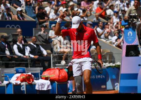 PARIS, FRANKREICH-29. Juli 2024: Novak Djokovic aus Serbien tritt mit Rafael Nadal während der zweiten Runde des Tennisspiels der Männer an Stockfoto