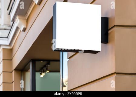 Leeres Modell Des Restaurant Street Square, Weißes Banner-Schild An Der Gelben Wand Stockfoto