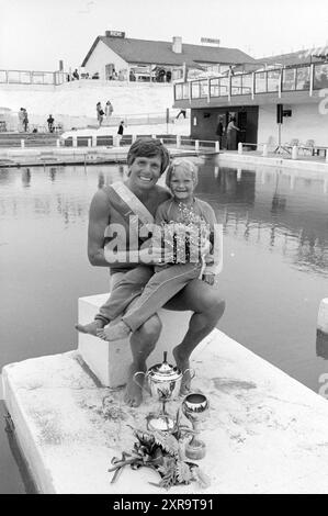 Miss Beach Election Zandvoort II, Miss Election, Zandvoort, Zandvoort, 08-08-1981, Whizgle Dutch News: historische Bilder für die Zukunft. Erkunden Sie die Vergangenheit der Niederlande mit modernen Perspektiven durch Bilder von niederländischen Agenturen. Verbinden der Ereignisse von gestern mit den Erkenntnissen von morgen. Begeben Sie sich auf eine zeitlose Reise mit Geschichten, die unsere Zukunft prägen. Stockfoto