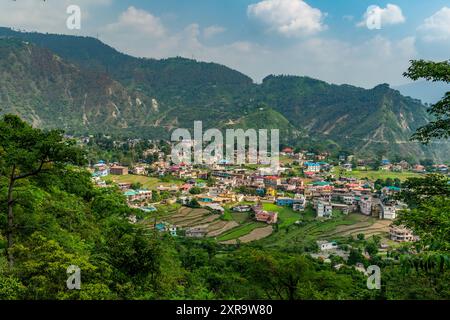 Juli 25.2024, Himachal Pradesh, Indien. Erleben Sie den Charme des Dorfes Chowari in den Ausläufern des Himalaya-Viertels Chamba, Himachal Pradesh Stockfoto