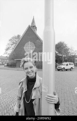 Monique de Rijk nahm an der Fernsehsendung Television, 21.-10. 1987, Whizgle Dutch News: Historical Images Tailored for the Future Teil. Erkunden Sie die Vergangenheit der Niederlande mit modernen Perspektiven durch Bilder von niederländischen Agenturen. Verbinden der Ereignisse von gestern mit den Erkenntnissen von morgen. Begeben Sie sich auf eine zeitlose Reise mit Geschichten, die unsere Zukunft prägen. Stockfoto