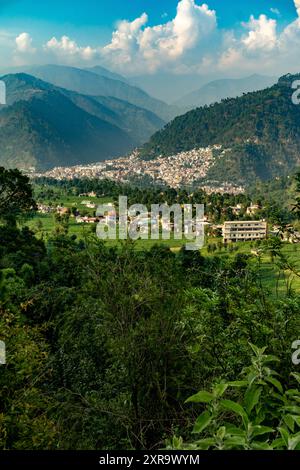 Juli 25.2024, Himachal Pradesh, Indien. Entdecken Sie die Stadt Chamba in den Ausläufern des Himalaya von Himachal Pradesh, umgeben von üppigen grünen Landschaften und tiefen va Stockfoto