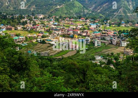 Juli 25.2024, Himachal Pradesh, Indien. Erleben Sie den Charme des Dorfes Chowari in den Ausläufern des Himalaya-Viertels Chamba, Himachal Pradesh Stockfoto