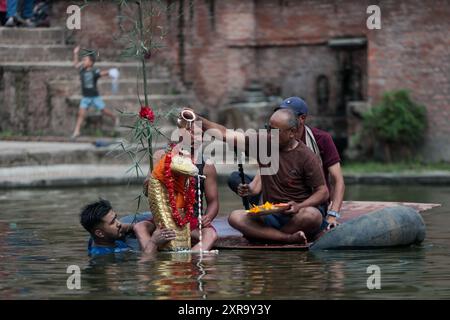 Bhaktapur, Nepal. August 2024. Die Menschen führen ein Ritual aus, um Naga Panchami in Bhaktapur, Nepal, 9. August 2024 zu feiern. Naga Panchami ist ein Festival der Schlangen und Nepali, die die Schlangengottheit mit großer Ehrfurcht verehren. Quelle: Sulav Shrestha/Xinhua/Alamy Live News Stockfoto