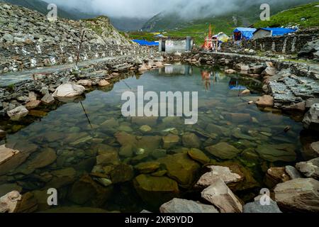 Juli 25.2024, Himachal Pradesh, Indien. Gauri Kund, ein heiliger Teich, der der hinduistischen Göttin Gauri Mata gewidmet ist, wo Gläubige während des Mani M Gebete abgeben Stockfoto