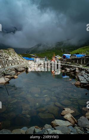 Juli 25.2024, Himachal Pradesh, Indien. Gauri Kund, ein heiliger Teich, der der hinduistischen Göttin Gauri Mata gewidmet ist, wo Gläubige während des Mani M Gebete abgeben Stockfoto