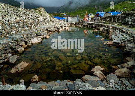 Juli 25.2024, Himachal Pradesh, Indien. Gauri Kund, ein heiliger Teich, der der hinduistischen Göttin Gauri Mata gewidmet ist, wo Gläubige während des Mani M Gebete abgeben Stockfoto