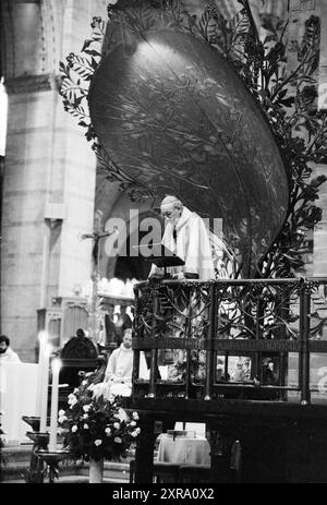 Innenraum der St. Bavo Kathedrale während der Messe, Haarlem, Westergracht, Niederlande, Whizgle Dutch News: Historische Bilder zugeschnitten auf die Zukunft. Erkunden Sie die Vergangenheit der Niederlande mit modernen Perspektiven durch Bilder von niederländischen Agenturen. Verbinden der Ereignisse von gestern mit den Erkenntnissen von morgen. Begeben Sie sich auf eine zeitlose Reise mit Geschichten, die unsere Zukunft prägen. Stockfoto