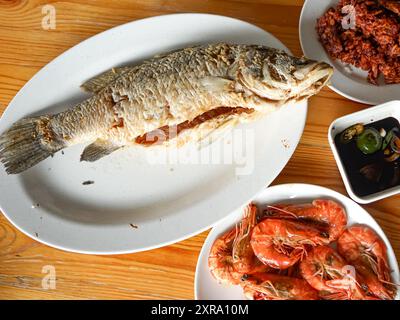 Frittierter Seebarsch mit gebratenen Garnelen Stockfoto