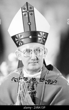 Bischof Bomers und Weihbischof Lescrauwaert, RK Bavo, Haarlem, Weihe, römisch-katholische Kirche, Haarlem, Niederlande, 14-01-1984, Whizgle Dutch News: Historical Images Tailored for the Future. Erkunden Sie die Vergangenheit der Niederlande mit modernen Perspektiven durch Bilder von niederländischen Agenturen. Verbinden der Ereignisse von gestern mit den Erkenntnissen von morgen. Begeben Sie sich auf eine zeitlose Reise mit Geschichten, die unsere Zukunft prägen. Stockfoto