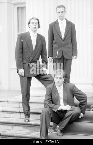 Flower Boys in BL'daal, Bloemendaal, 18-03-1991, Whizgle Dutch News: Historical Images Tailored for the Future. Erkunden Sie die Vergangenheit der Niederlande mit modernen Perspektiven durch Bilder von niederländischen Agenturen. Verbinden der Ereignisse von gestern mit den Erkenntnissen von morgen. Begeben Sie sich auf eine zeitlose Reise mit Geschichten, die unsere Zukunft prägen. Stockfoto