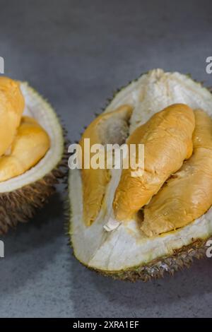 Bereit, Durianfleisch zu essen. Stockfoto