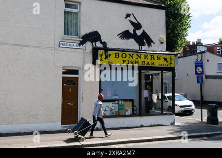 Walthamstow, London, Großbritannien. August 2024. Das „Banksy“-Kunstwerk von Pelikanen erscheint über einem Chip-Shop in Walthamstow. Quelle: Matthew Chattle/Alamy Live News Stockfoto