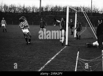 Football Match, 00-00-1972, Whizgle Dutch News: Historische Bilder für die Zukunft. Erkunden Sie die Vergangenheit der Niederlande mit modernen Perspektiven durch Bilder von niederländischen Agenturen. Verbinden der Ereignisse von gestern mit den Erkenntnissen von morgen. Begeben Sie sich auf eine zeitlose Reise mit Geschichten, die unsere Zukunft prägen. Stockfoto