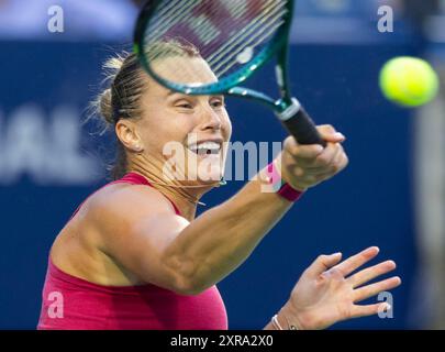Toronto, Kanada. August 2024. Aryna Sabalenka aus Weißrussland kehrt den Ball während der zweiten Runde des Singles-Spiels der Frauen zwischen Yuan Yue aus China und Aryna Sabalenka aus Weißrussland beim Tennis-Turnier der National Bank Open 2024 in Toronto, Kanada, am 8. August 2024 zurück. Quelle: Zou Zheng/Xinhua/Alamy Live News Stockfoto