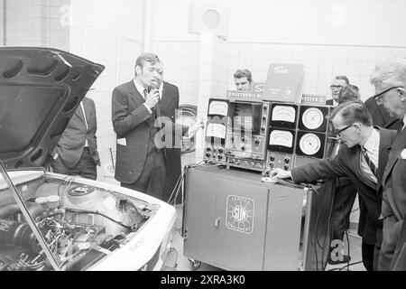 Eröffnung Tankstelle Gesamt, Eröffnung, Öffnungen, Inbetriebnahme, Gesamt, Haarlem, Friese Varkenmarkt, Niederlande, 28-03-1969, Whizgle Dutch News: Historical Images Tailored for the Future. Erkunden Sie die Vergangenheit der Niederlande mit modernen Perspektiven durch Bilder von niederländischen Agenturen. Verbinden der Ereignisse von gestern mit den Erkenntnissen von morgen. Begeben Sie sich auf eine zeitlose Reise mit Geschichten, die unsere Zukunft prägen. Stockfoto