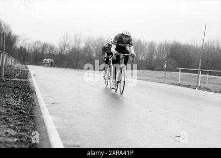 Radfahren, Spaarnwoude, Spaarnwoude, 18. 12. 1993, Whizgle Dutch News: Historische Bilder zugeschnitten auf die Zukunft. Erkunden Sie die Vergangenheit der Niederlande mit modernen Perspektiven durch Bilder von niederländischen Agenturen. Verbinden der Ereignisse von gestern mit den Erkenntnissen von morgen. Begeben Sie sich auf eine zeitlose Reise mit Geschichten, die unsere Zukunft prägen. Stockfoto