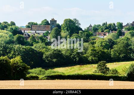 Schlacht, East Sussex, Großbritannien, im Sommer, mit Überresten von Kirche und Abtei, von der umliegenden Landschaft aus gesehen Stockfoto