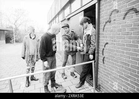 Squatters in Schalkwijk Swimmingpool, Haarlem, Niederlande, 08-11-1992, Whizgle Dutch News: Historische Bilder zugeschnitten auf die Zukunft. Erkunden Sie die Vergangenheit der Niederlande mit modernen Perspektiven durch Bilder von niederländischen Agenturen. Verbinden der Ereignisse von gestern mit den Erkenntnissen von morgen. Begeben Sie sich auf eine zeitlose Reise mit Geschichten, die unsere Zukunft prägen. Stockfoto