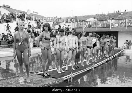 Miss Beach Election Zandvoort II, Zandvoort, Zandvoort, 08-08-1981, Whizgle Dutch News: Historische Bilder zugeschnitten auf die Zukunft. Erkunden Sie die Vergangenheit der Niederlande mit modernen Perspektiven durch Bilder von niederländischen Agenturen. Verbinden der Ereignisse von gestern mit den Erkenntnissen von morgen. Begeben Sie sich auf eine zeitlose Reise mit Geschichten, die unsere Zukunft prägen. Stockfoto