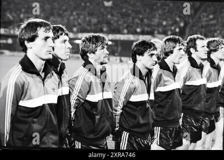 Football, Niederlande-Frankreich im Feyenoord Stadium (Spieler stehen vor dem Spiel), Rotterdam, 25-03-1981, Whizgle Dutch News: Historische Bilder zugeschnitten auf die Zukunft. Erkunden Sie die Vergangenheit der Niederlande mit modernen Perspektiven durch Bilder von niederländischen Agenturen. Verbinden der Ereignisse von gestern mit den Erkenntnissen von morgen. Begeben Sie sich auf eine zeitlose Reise mit Geschichten, die unsere Zukunft prägen. Stockfoto