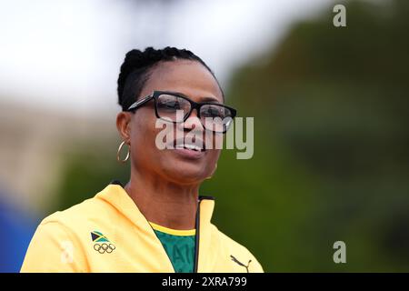 Beverly McDonald erhält ihre neu zugeteilte Olympische Bronzemedaille der Olympischen Spiele 2000 in Sydney während einer Medaillenumverteilung im Trocadéro-Champions Park, am vierzehnten Tag der Olympischen Spiele 2024 in Frankreich. Bilddatum: Freitag, 9. August 2024. Stockfoto