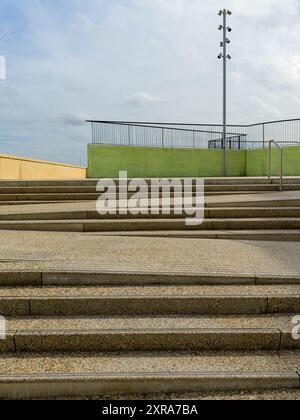 Arles, Frankreich - 13. März 2023: Moderne Architektur an der Avenue Vicotr Hugo, sonniger Tag im Winter, Treppen, die zu einem Lampenpfosten führen Stockfoto