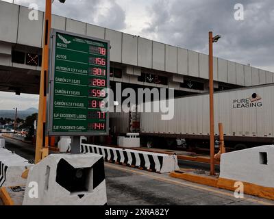 Chalco, Mexiko. August 2024. Die Mautstelle von San Marcos auf der Autobahn Mexiko-Puebla bleibt in Río Frío durch die Ejidatarios von Ignacio López Rayón in Puebla während zwei Stunden geschlossen und zwei Stunden geöffnet gesperrt; dies ist auf die Tatsache zurückzuführen, dass die Regierung vor sechzig Jahren keine Zahlungen für ejidale Ländereien geleistet hat; was am 8. August 2024 in Chalco, Bundesstaat Mexiko, für fast drei aufeinanderfolgende Tage zu Chaos für die Bewohner von Puebla, Fußgänger und Lastkraftwagen führte. (Foto: Josue Perez/SIPA USA) Credit: SIPA USA/Alamy Live News Stockfoto