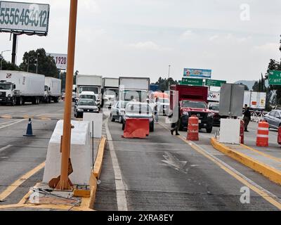 Chalco, Mexiko. August 2024. Die Mautstelle von San Marcos auf der Autobahn Mexiko-Puebla bleibt in Río Frío durch die Ejidatarios von Ignacio López Rayón in Puebla während zwei Stunden geschlossen und zwei Stunden geöffnet gesperrt; dies ist auf die Tatsache zurückzuführen, dass die Regierung vor sechzig Jahren keine Zahlungen für ejidale Ländereien geleistet hat; was am 8. August 2024 in Chalco, Bundesstaat Mexiko, für fast drei aufeinanderfolgende Tage zu Chaos für die Bewohner von Puebla, Fußgänger und Lastkraftwagen führte. (Foto: Josue Perez/SIPA USA) Credit: SIPA USA/Alamy Live News Stockfoto