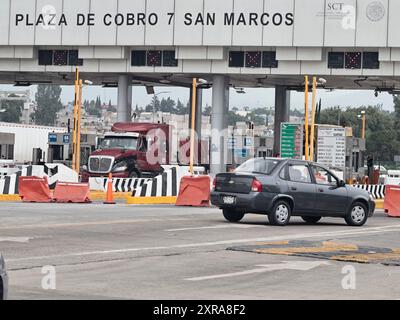 Chalco, Mexiko. August 2024. Die Mautstelle von San Marcos auf der Autobahn Mexiko-Puebla bleibt in Río Frío durch die Ejidatarios von Ignacio López Rayón in Puebla während zwei Stunden geschlossen und zwei Stunden geöffnet gesperrt; dies ist auf die Tatsache zurückzuführen, dass die Regierung vor sechzig Jahren keine Zahlungen für ejidale Ländereien geleistet hat; was am 8. August 2024 in Chalco, Bundesstaat Mexiko, für fast drei aufeinanderfolgende Tage zu Chaos für die Bewohner von Puebla, Fußgänger und Lastkraftwagen führte. (Foto: Josue Perez/SIPA USA) Credit: SIPA USA/Alamy Live News Stockfoto