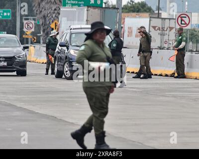 Chalco, Mexiko. August 2024. Die Mautstelle von San Marcos auf der Autobahn Mexiko-Puebla bleibt in Río Frío durch die Ejidatarios von Ignacio López Rayón in Puebla während zwei Stunden geschlossen und zwei Stunden geöffnet gesperrt; dies ist auf die Tatsache zurückzuführen, dass die Regierung vor sechzig Jahren keine Zahlungen für ejidale Ländereien geleistet hat; was am 8. August 2024 in Chalco, Bundesstaat Mexiko, für fast drei aufeinanderfolgende Tage zu Chaos für die Bewohner von Puebla, Fußgänger und Lastkraftwagen führte. (Foto: Josue Perez/SIPA USA) Credit: SIPA USA/Alamy Live News Stockfoto