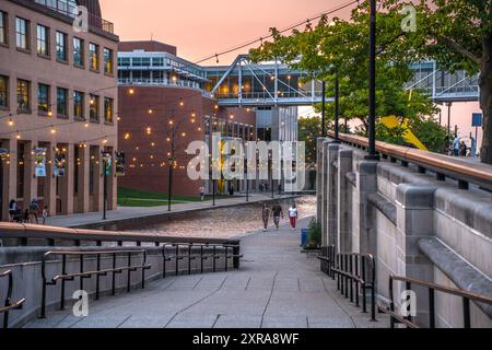 Abendblick von Downtown Indianapolis am Canal Walk und Indiana State Museum Stockfoto