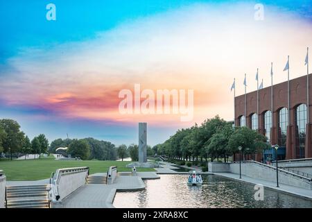 Abendblick von Downtown Indianapolis am Canal Walk und Indiana State Museum Stockfoto