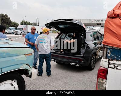 Chalco, Mexiko. August 2024. Die Mautstelle von San Marcos auf der Autobahn Mexiko-Puebla bleibt in Río Frío durch die Ejidatarios von Ignacio López Rayón in Puebla während zwei Stunden geschlossen und zwei Stunden geöffnet gesperrt; dies ist auf die Tatsache zurückzuführen, dass die Regierung vor sechzig Jahren keine Zahlungen für ejidale Ländereien geleistet hat; was am 8. August 2024 in Chalco, Bundesstaat Mexiko, für fast drei aufeinanderfolgende Tage zu Chaos für die Bewohner von Puebla, Fußgänger und Lastkraftwagen führte. (Foto: Josue Perez/SIPA USA) Credit: SIPA USA/Alamy Live News Stockfoto