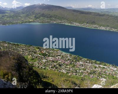 Blick auf den See annecy vom mont Veyrier und mont Baron Wanderung in Haute savoie. Luftaufnahme der Stadt Veyrier du lac Stockfoto