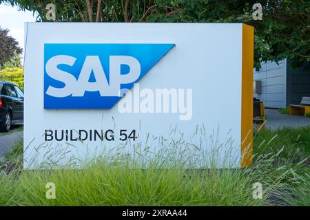 Das SAP SE-Logo wird an der Fassade des modernen Firmensitzes auf dem SAP-Firmencampus deutlich sichtbar dargestellt und symbolisiert die weltweite Führungsposition der Softwarebranche Wall Stockfoto