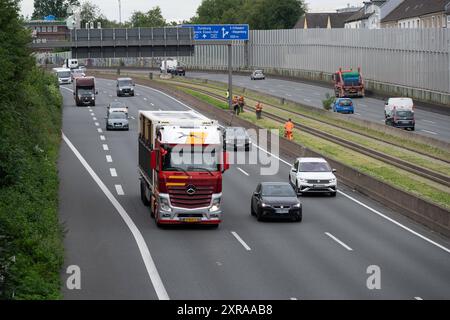 PKW und LKW auf der Autobahn A 40 bei Essen, Ruhrschnellweg, Verkehr, allgemein, Feature, Randmotiv, am 09.08.2024 in Essen *** Autos und LKW auf der A 40 bei Essen, Ruhrschnellweg, Verkehr, allgemein, Feature, Randmotiv, am 09 08 2024 in Essen Stockfoto