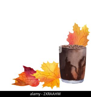 Postkarte mit Ahornblättern und einem Glas Kaffee mit Schokolade. Aquarellabbildung auf weißem Hintergrund. Aquarellmalerei für Banner, Postwagen Stockfoto