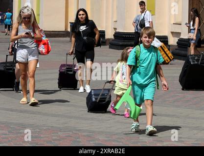 Nicht exklusiv: CHARKIW, UKRAINE - 8. AUGUST 2024 - Passagiere gehen entlang des Bahnsteigs, um an Bord des ersten von der Uni gestarteten childrens-Zugwagens zu gehen Stockfoto