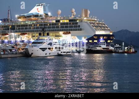 Mugla, Marmaris, Türkei - 01.07.2023 Kreuzfahrtschiff im Hafen von Marmaris. Transatlantik- oder Touristenschiff. Konzept der blauen Kreuzfahrt. Horizontales Foto. Stockfoto