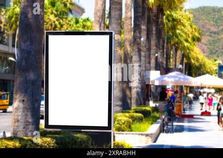 Vertikale leere weiße Werbetafel am Straßenrand. Beleuchtete Reklametafel. Leeres Banner-Poster. Mock-Up. LightPoster. Kopierbereich, Textbereich. Im Freien. Stockfoto