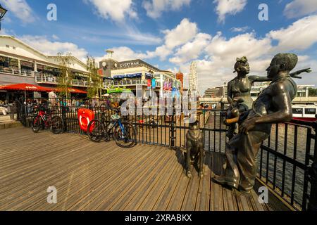 Cardiff, Wales, Stadtbild des Cardiff Bay Pier mit Statue an einem sonnigen Tag. Cardiff Wharf Uferpromenade mit Giant Wheel, Pierhead, Unterhaltung, Lifestyle Stockfoto