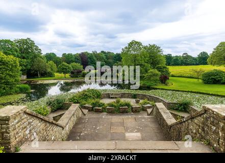 Ländliche Landschaft, von der großen Treppe, die vom Haus zum See auf dem Sizergh Castle Anwesen in Cumbria, Großbritannien, führt. Stockfoto