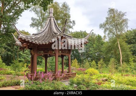 Qing Yin Pavillon: Authentisch gebauter chinesischer Musikpavillon auf dem Gelände des RHS Garden Bridgewater. Stockfoto